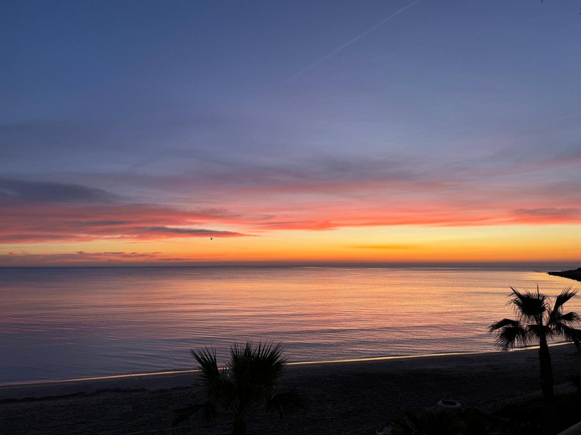 Excepcional Apartamento Amanecer Al Borde De Playa Y Mar, En Chalet Roquetes لقنت المظهر الخارجي الصورة