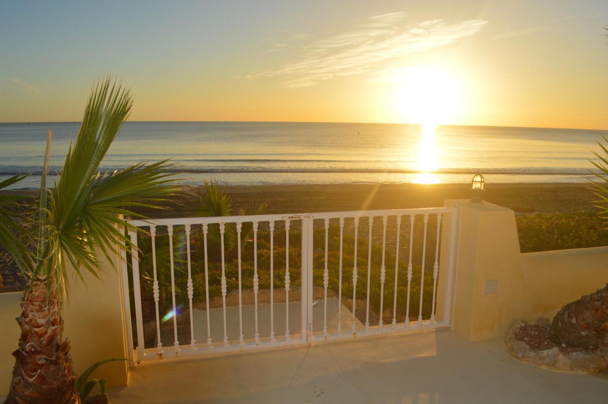 Excepcional Apartamento Amanecer Al Borde De Playa Y Mar, En Chalet Roquetes لقنت المظهر الخارجي الصورة